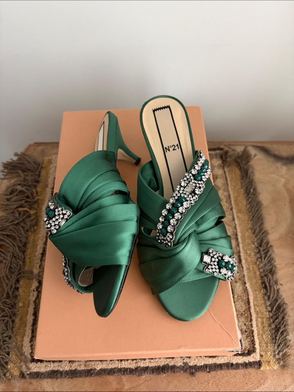 No. 21 Emerald Satin Crystal-Embellished Heeled Mules sz 37